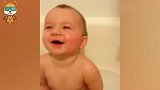 妈妈给1岁宝宝洗澡，接下来请注意宝宝的反应，看一次想笑一次