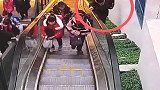 熊孩子坐电梯不走寻常路，下一秒悲剧发生了，多亏好心路人出手相