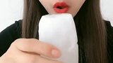 今天吃一个矿泉水冰，这个冰特别的好吃，加上芝麻更好吃！