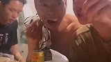 男子喝醉后竟然吃起了纸巾