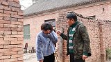 乡下婆婆来家住，儿媳逼她睡厕所，儿子生气怒扇结局感人