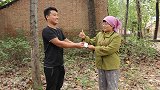 大妈不小心弄丢银行卡，小伙好心归还，1年后大妈看到准女婿乐了