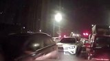 重庆：脚垫太厚，轿车“不受控制”连撞两车