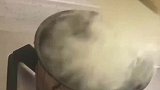 家中烟雾缭绕，狗狗瑟瑟发抖
