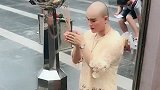 去泰国旅游，遇到一个人妖小哥哥拜佛，网友真是辣眼睛