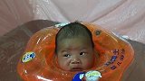 小宝宝被迫学游泳，一脸惊恐的在水里面，小表情简直太萌了！