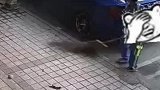 环卫工帮车主扫落叶不慎将车刮花