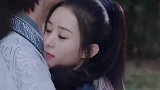 有翡：王一博一把搂住赵丽颖不撒手，赵丽颖不反抗，竟暗暗偷着乐