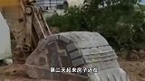 福建人为防御台风有多努力？工人用挖掘机压住临时房防台风