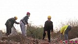 搞笑剧：小伙工地没人，假扮算命大师忽悠隔壁工地工人，真有才
