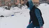大雪覆盖轿车车主艰难爬雪地刨雪寻车
