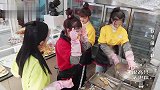 杨超越忙一天头发黏连逗笑全场，吴宣仪暖心帮忙孟美岐卖冷饮！