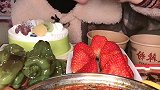小姐姐直播吃大青椒，还是草莓更吸引眼球