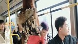 男子公交车上本想偷美女东西，感觉不对劲，仔细一看傻眼了