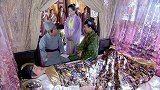 老大爷气急攻心晕倒在床，没想到女儿却不管不问，还想着男人！