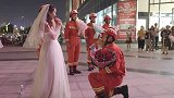 消防男友国庆节仍执勤 女护士穿婚纱跑400多公里“上门”求婚