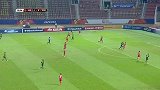 袋鼠军团后场长传发起进攻 边路传中后图雷门前怒射高出球门