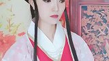 小姐姐古装扮相胡媚娘，声音甜美动听，只是眼妆太浓