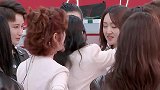 杨钰莹嫌弃那英：你别给我添乱！不料那英的回怼，杨钰莹笑出猪叫