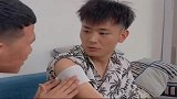 帅哥假装纹身，不料被爸爸教训，下一幕心疼他三秒！