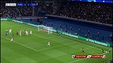 人人都想进球！巴黎主罚角球 拉比奥高高跃起头槌顶偏