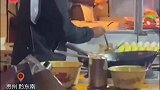 老板在忙，外卖小哥自己动手炒饭