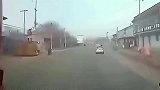 算不算报应，这样的车祸谁来负责要不是监控拍下谁信！