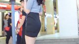 美腿配短裙显得女人身材真好