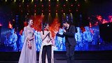 快乐家族成员与家人合照，谢娜父母都爱笑，何炅爸爸最像领导