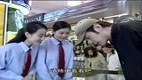 导购觉得江啸买不起戒指，不想让看，却不知江啸是持枪劫匪