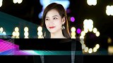 美女一首《南屏晚钟》，歌声细腻好听，深深陶醉