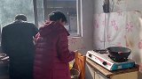 姑姑给奶奶拜年，公爹高兴的亲自下厨做饭，全家人欢聚一堂真热闹