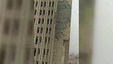 郑州大风墙砖脱落如纸片 道路一片狼藉