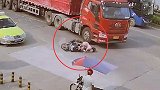 万幸！广西女子骑车被大货车撞翻 头颅距车轮0.01公分