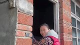 刚24岁的小伙，还没对象妈妈着急，硬拉着他一起拍视频