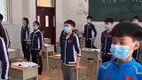 学生教室里打起太极拳，学习和强身健体两不误