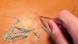 用三角板和橡皮屑写字，写出的字还带有笔锋