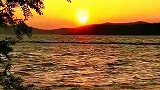 一起看夕阳的老人说，喜欢看夕阳的人，心里都藏着一本故事书