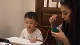 我儿子就喜欢他小姨，连吃饭都缠着我小姨子喂，真是有点过分了！