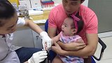 10个月大宝宝第一次做血液检查，采血时的反应把爸爸都心疼死了
