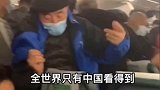 男子乘坐飞机吐槽一幕，飞机还没停稳大家就全部站起来了