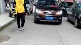 眼见不一定为实，凡事不要往心里去，外卖小哥做好事的样子真棒！