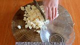 教你做一道酸辣藕丁，藕口感酥脆不变黑，技巧毫无保留揭露！