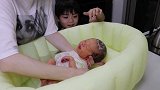 妈妈给小宝贝洗澡，暖心的哥哥在旁边陪着，真温馨啊