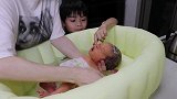 妈妈给小宝贝洗澡，暖心的哥哥在旁边陪着，真温馨啊