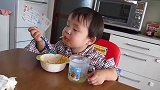 小宝宝实在太困了，嘴角还挂着饭呢就坐着睡着了，好怕她摔倒啊