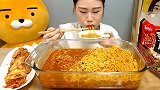 看看人家吃面条吃的多香，配上泡菜吃的美滋滋