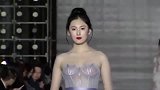 时装秀：神秘蓝色蕾丝网纱，性感美女一颦一笑女人味十足！