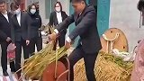 客户说了一声，打完稻谷过来买房