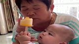 姥姥吃个雪糕，外孙也想要抢过去，可惜，你不能吃啊！